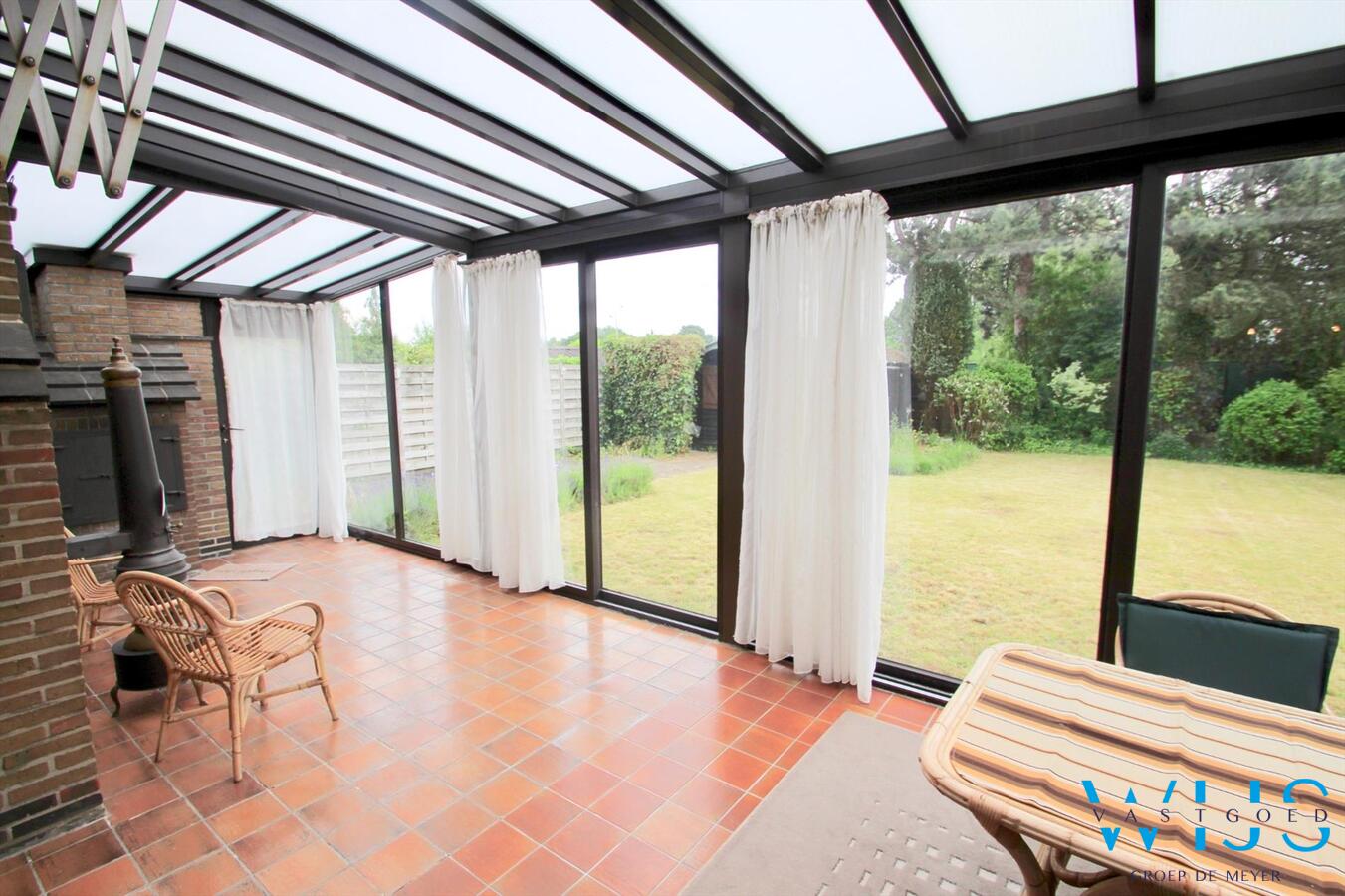 Op te frissen bungalow op een prachtig perceel van 960 vierkante meter te Oostakker ! 