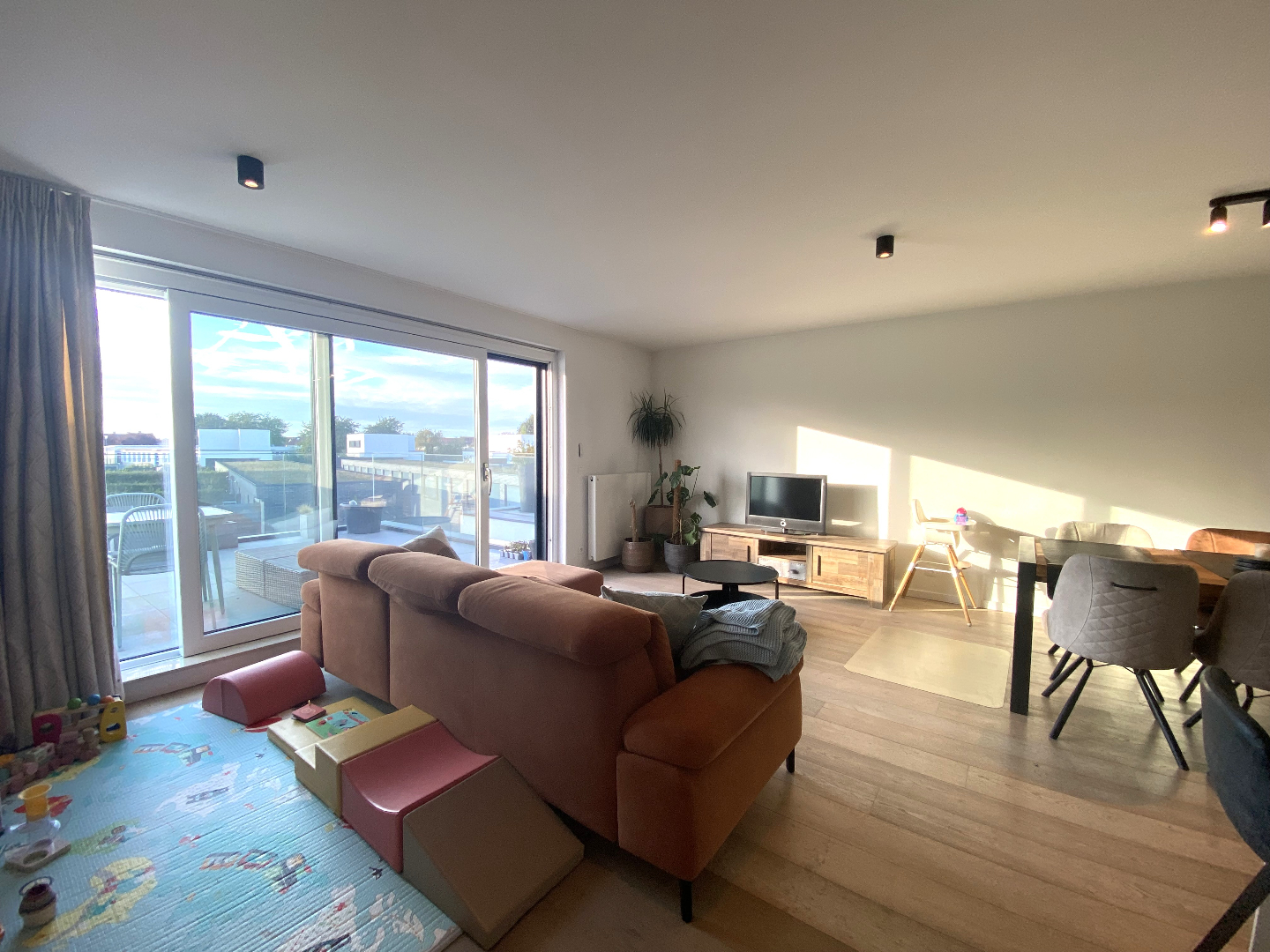 Instapklaar modern 2-slaapkamerappartement met garage in hartje Waregem! 