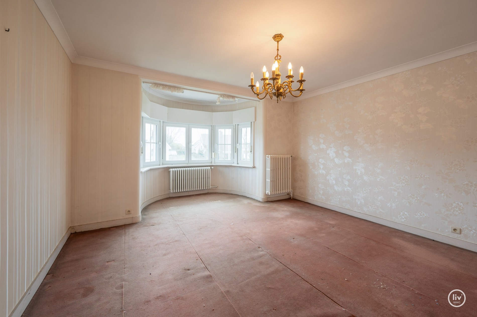 Charmante te renoveren koppelvilla op toplocatie in Knokke, langs de prestigieuze Elizabetlaan en op wandelafstand van strand en casino (met inpandige garagebox) . 