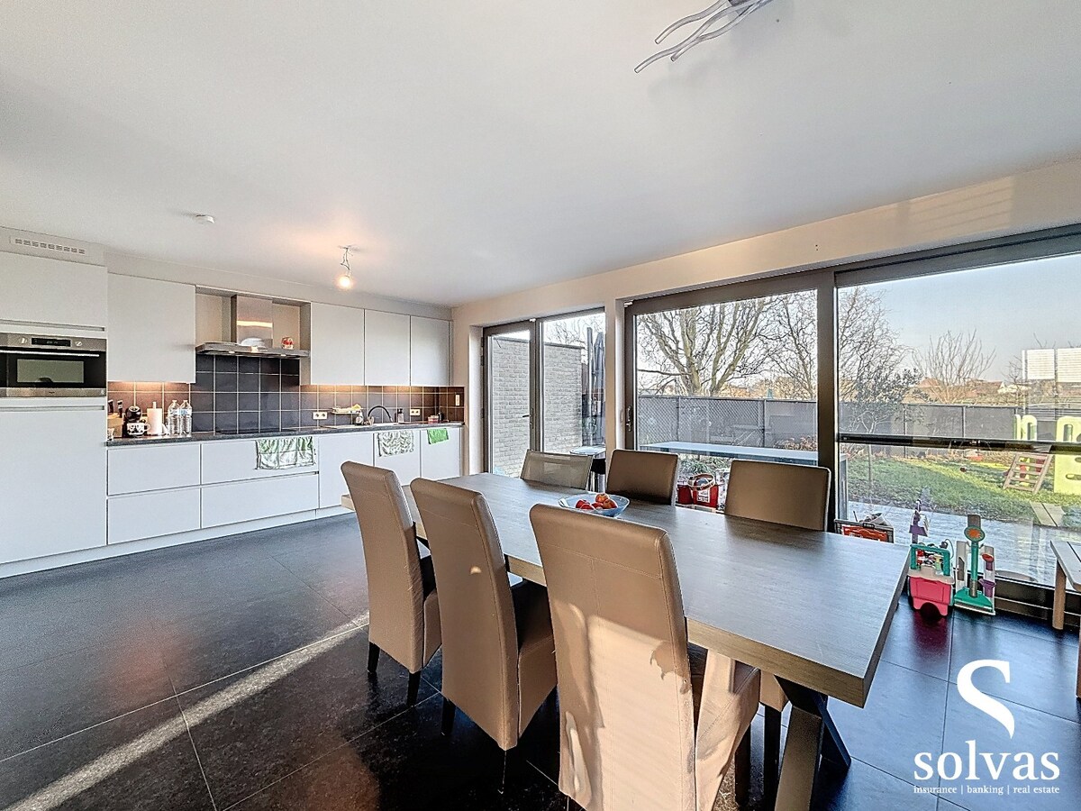 Moderne woning (2017) met ruime tuin en open verzichten 