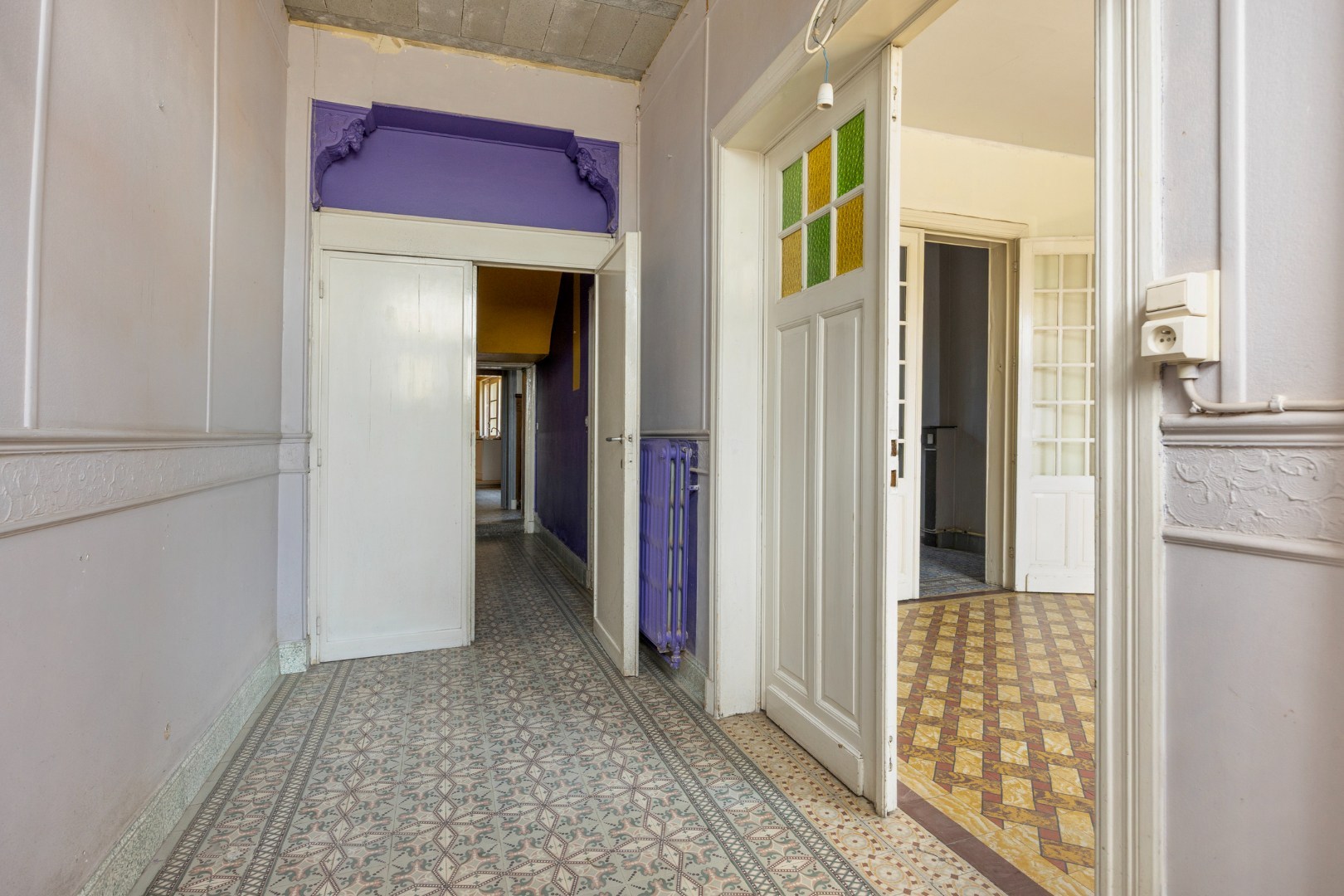 Ruime te renoveren woning met 3 slaapkamers in Lubbeek met doorgang langs het perceel van de buren. EPC: 736 KWH/m² 