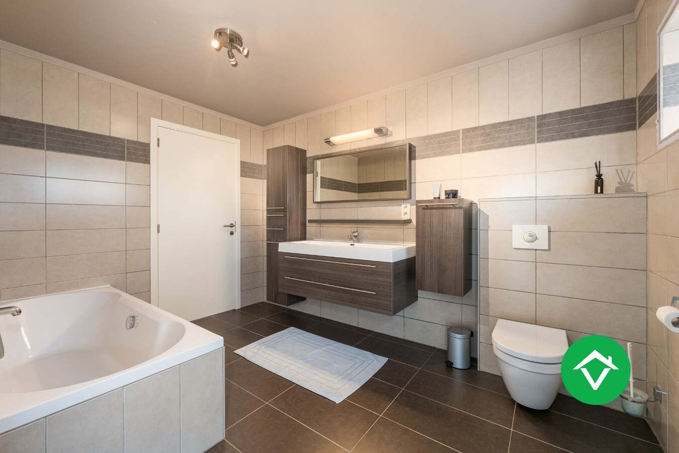 Alleenstaande woning met 4 slaapkamers en garage te Aartrijke 