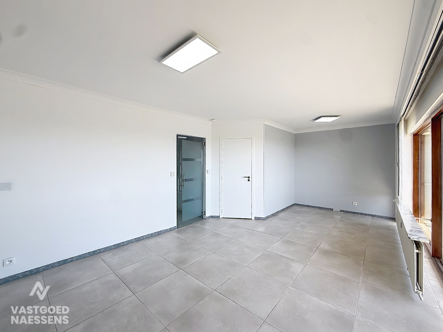 Studio prêt à emménager avec coin chambre et terrasse ensoleillée 