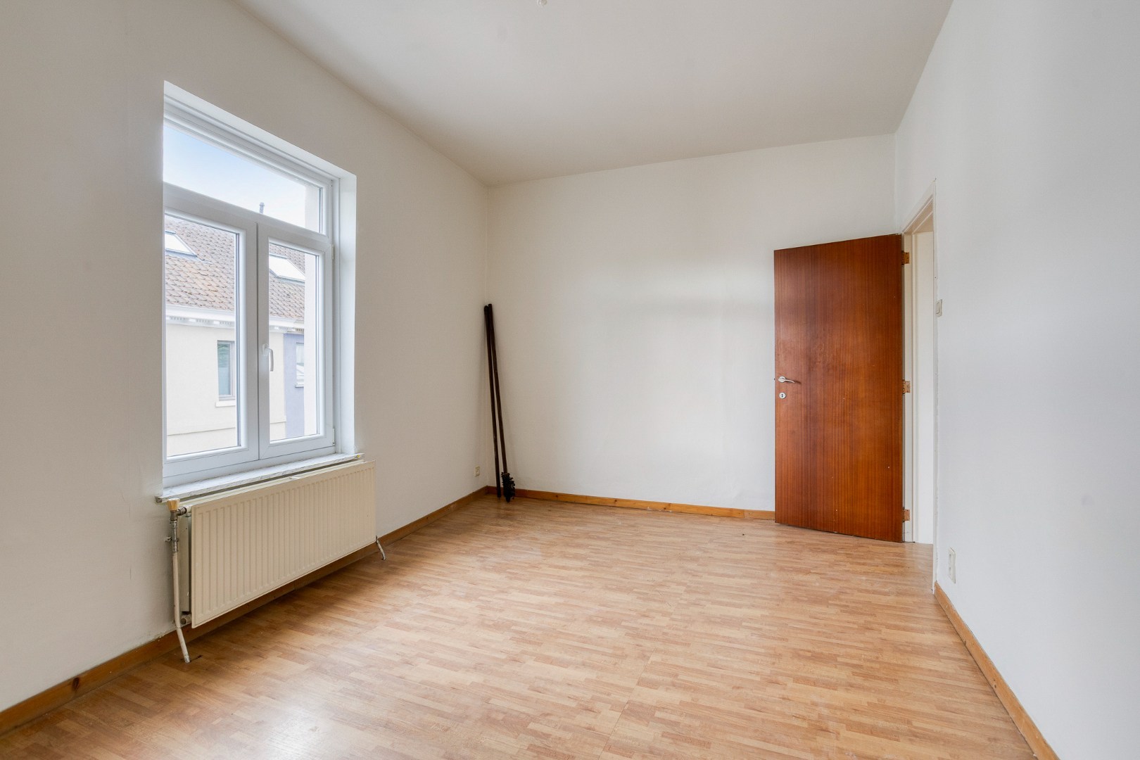 TE RENOVEREN WONING met 2 woonéénheden en tuin – 1640 SINT-GENESIUS-RODE 