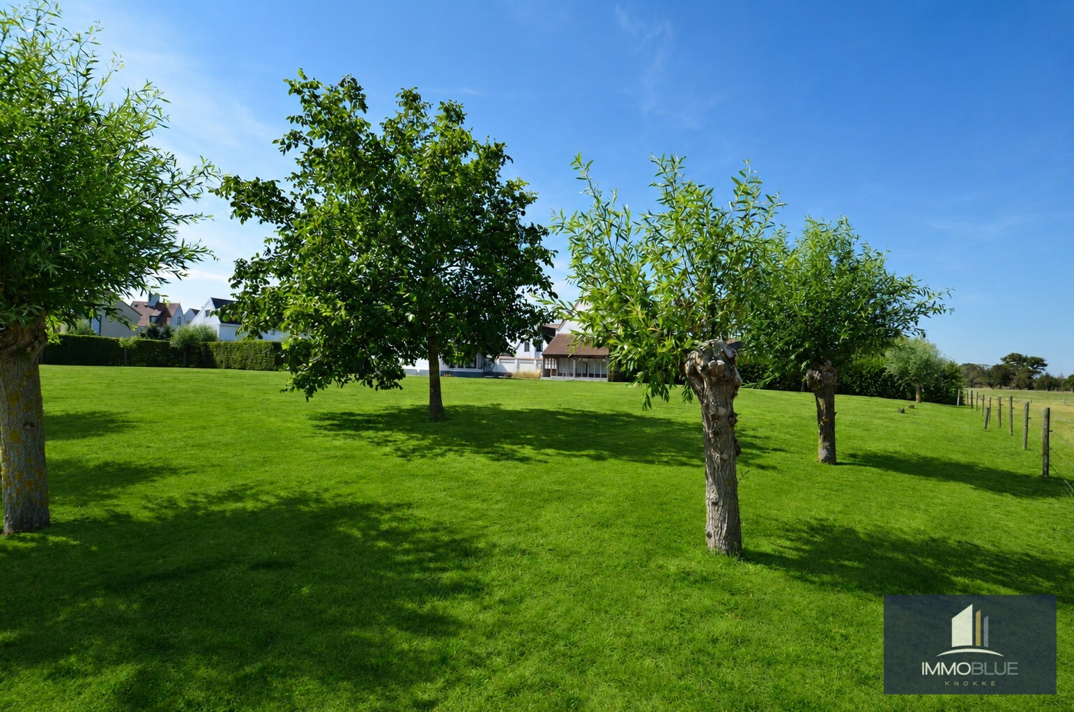 Tijdloze villa met uitzonderlijke vergezichten op een residentiële locatie. 
