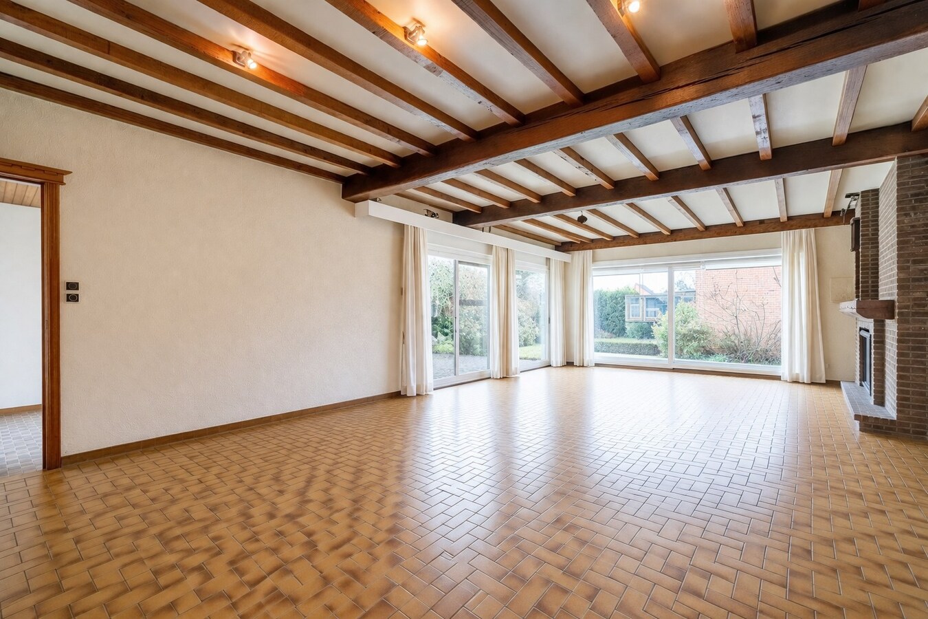 Ruime woning met winkelruimte, loods (optioneel) en garage 