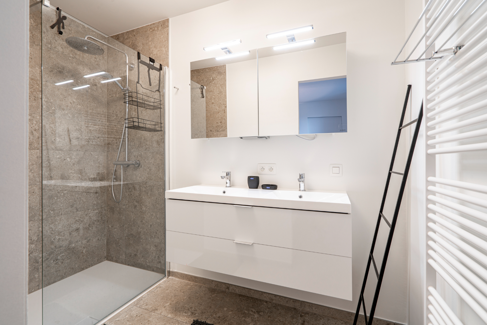 APPARTEMENT DE VACANCES  SITUÉ CENTRE VILLE - NOUVELLE CONSTRUCTION (LOC. SAISONNIERE) 