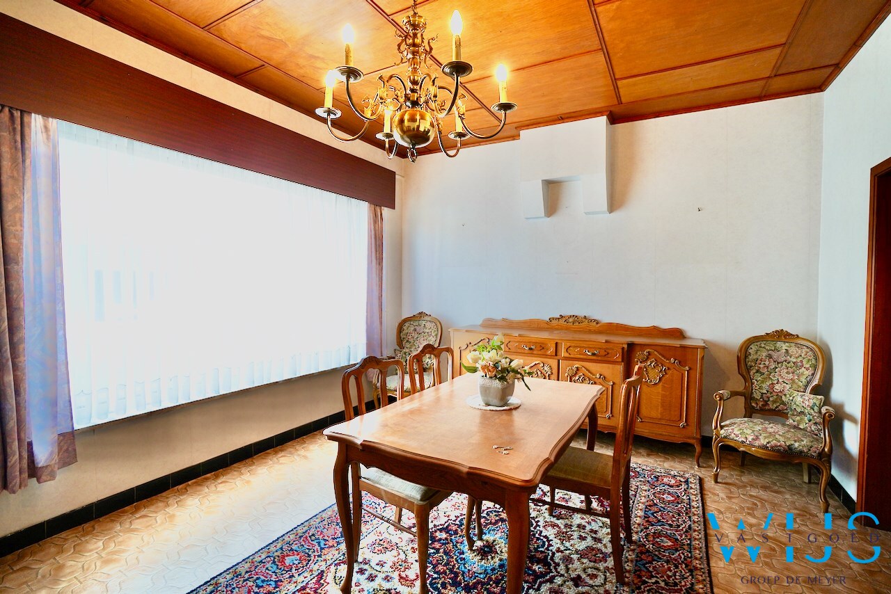 Op te frissen woning met tuin &amp; 2 garages te Rieme ! 