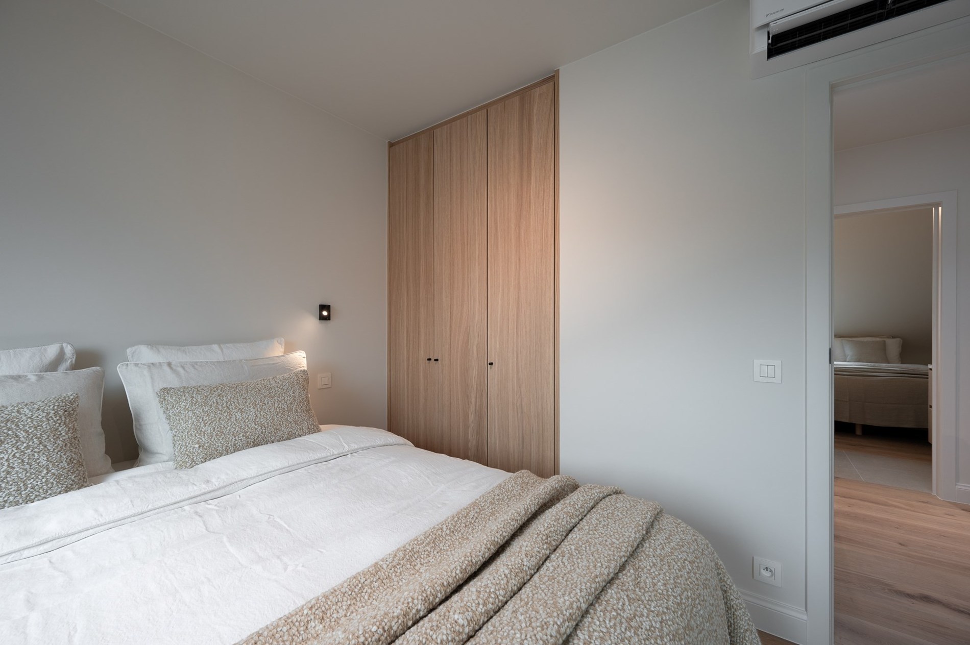 et strand.Magnifique appartement en duplex magnifiquement rénové avec vue latérale sur la mer, 2 chambres à coucher complètes, 2 grandes terrasses et un niveau de finition exceptionnel, situé à quelqu 