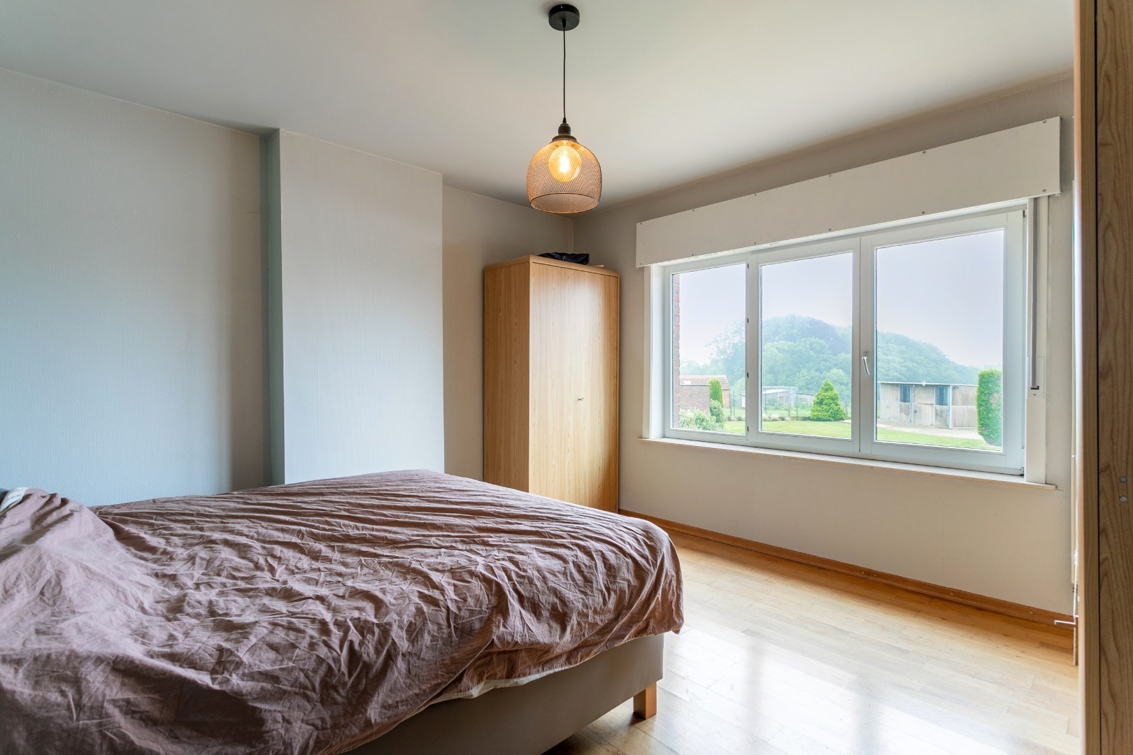 Ruime woning met naastgelegen bouwgrond en loods 