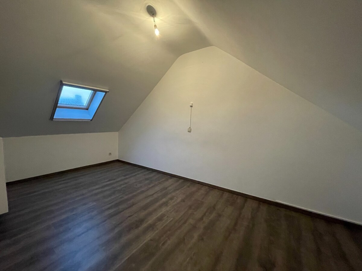 Gerenoveerde rijwoning met 2 ruime slaapkamers en koer te centrum Roeselare (vrij 1/10/2024) 