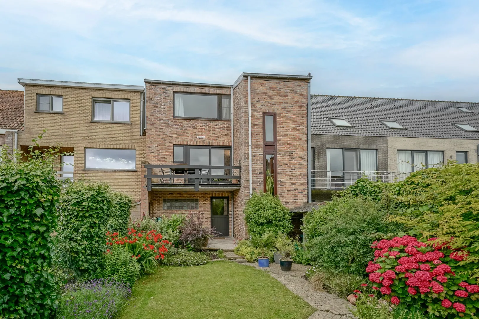 Perfect onderhouden woning met grote garage en dubbele oprit vlakbij de zee.