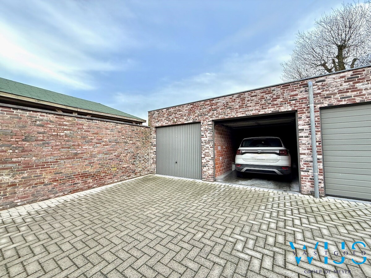 Instapklaar appartement met garage te Oosteeklo ! 