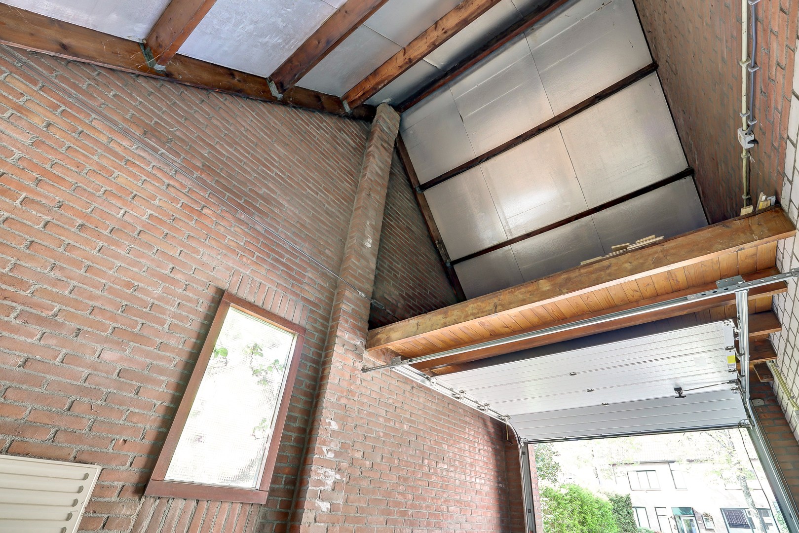 Ruime 5-kamer hoekwoning met aangebouwde garage op een kavel van maar liefst 297 m2 eigen grond! 