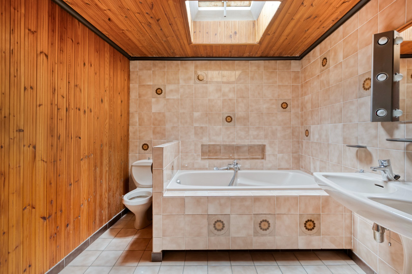 Badkamer met ligbad en toilet