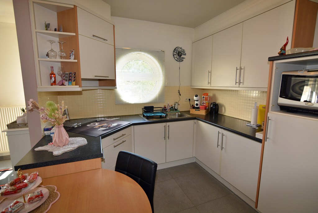 Appartement (104 m²) met 2 slpks, garage en kelderberging. 