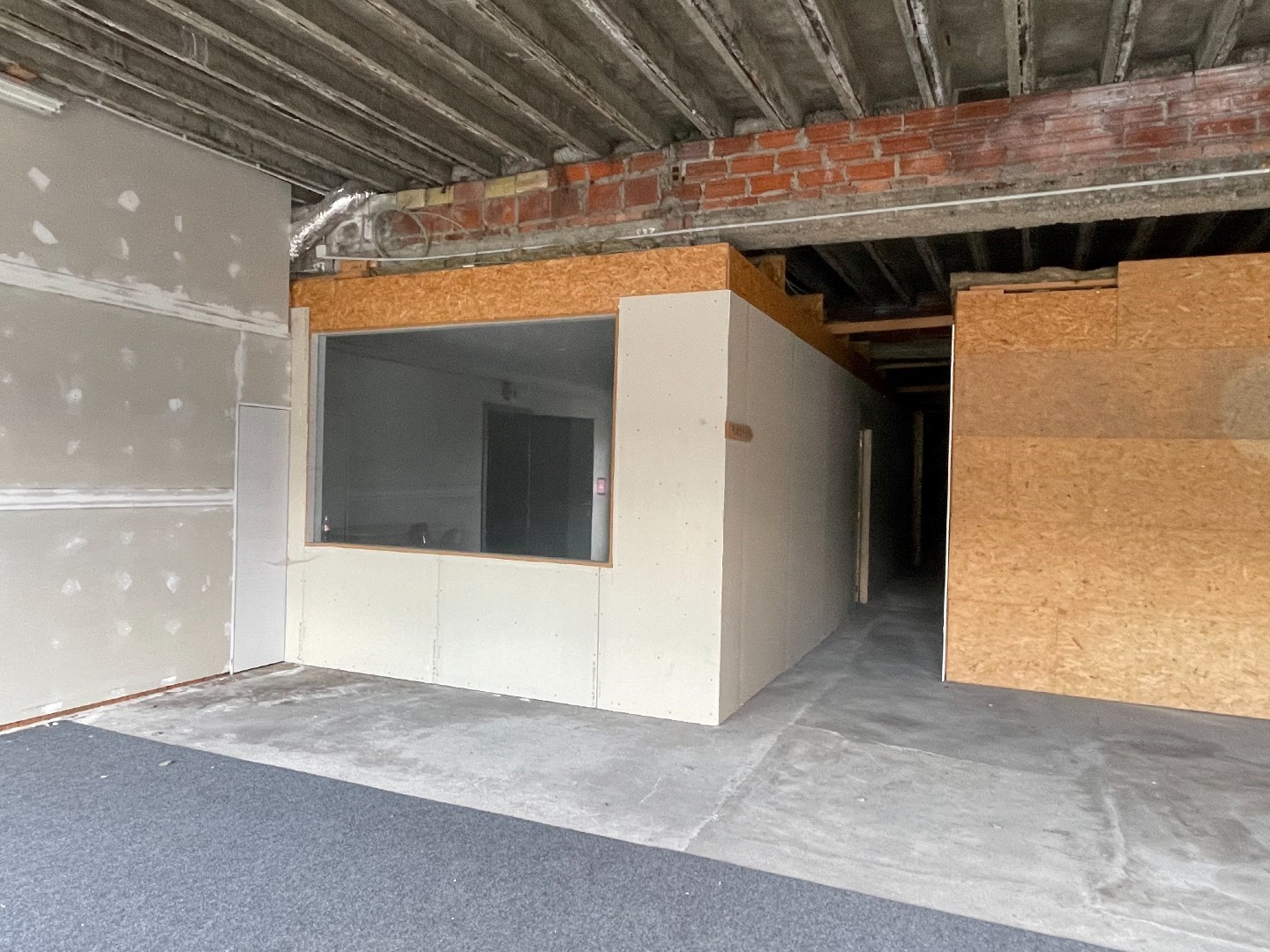 Polyvalente ruimte (450 m²) met diverse mogelijkheden. 