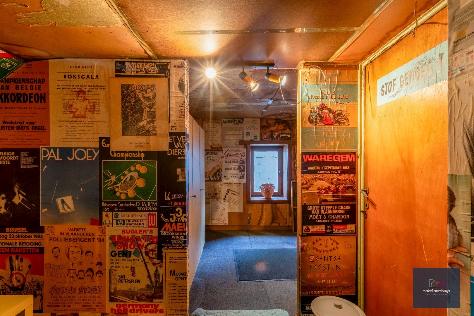 Verzorgde halfopen bebouwing met grote tuin en carport 