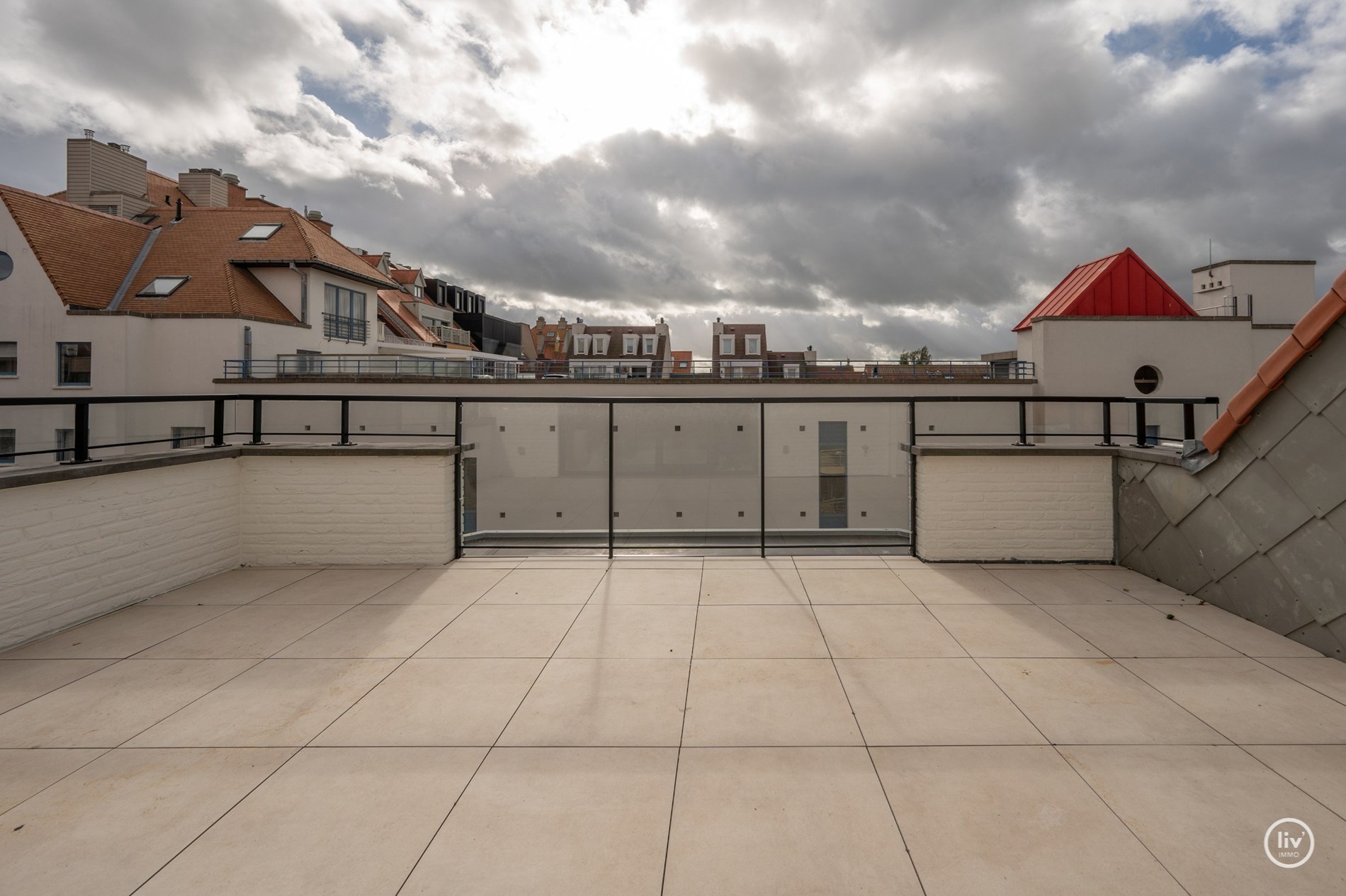 Gerenoveerd penthouse met 2 slaapkamers centraal gelegen op de August Dansestraat te Knokke. 
