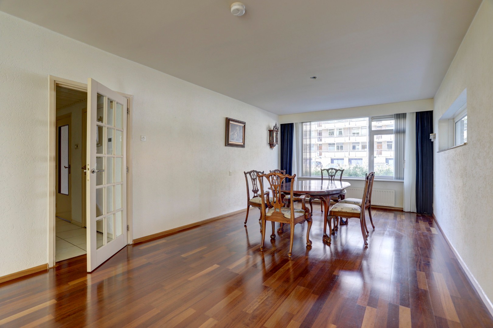 Bijna 100 m² gelijkvloers woonplezier op de begane grond met terras van ca. 36 m².  Deze 3- (voorheen 5) kamerwoning is gelegen op eigen grond! 