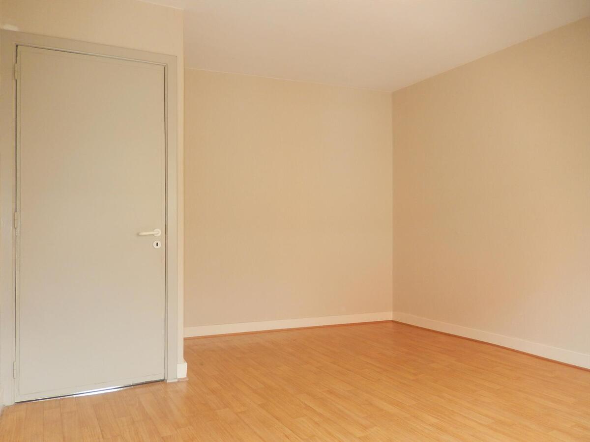 Rijwoning met zonnige tuin en garage 