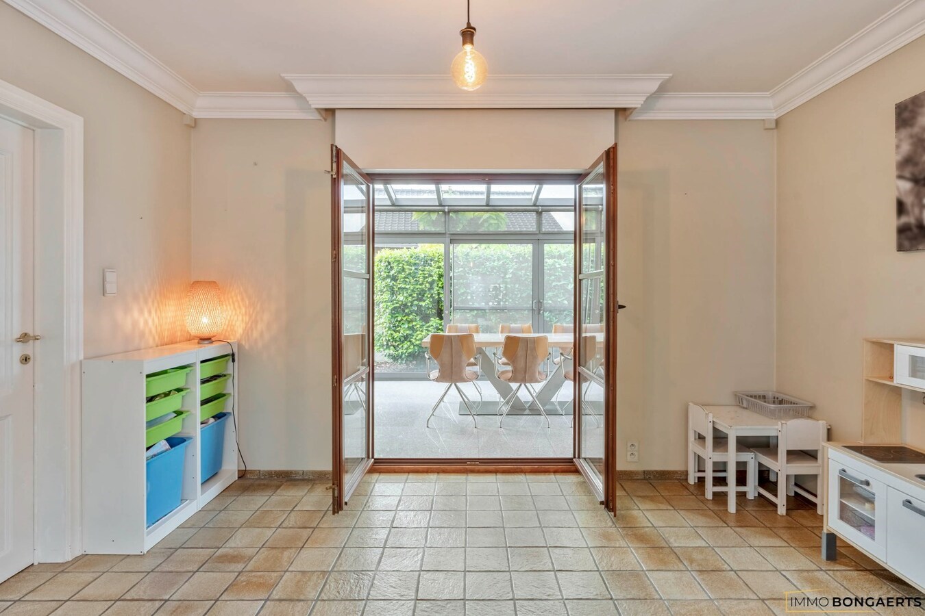 Ruime woning op een zeer rustige locatie met tuin, garage, carport en 3 slaapkamers in Opglabbeek. 