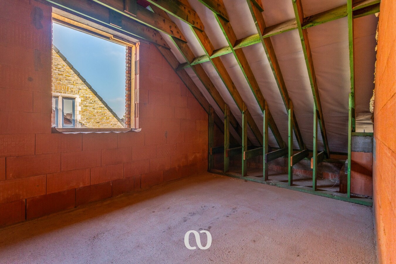 Zeer ruime ruwbouw woning op uitstekende locatie 