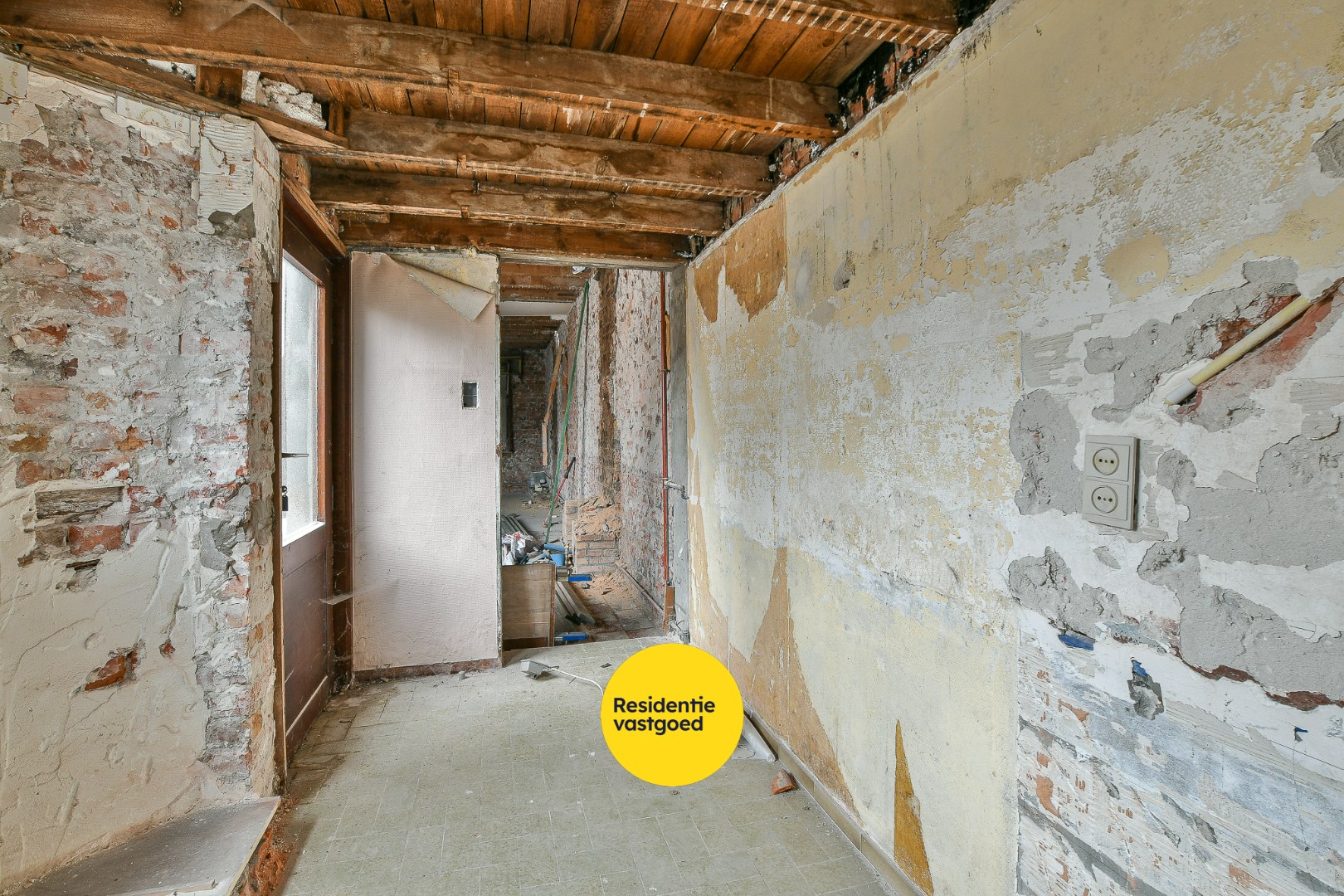 Te renoveren rijwoning met potentieel in hartje Blankenberge 