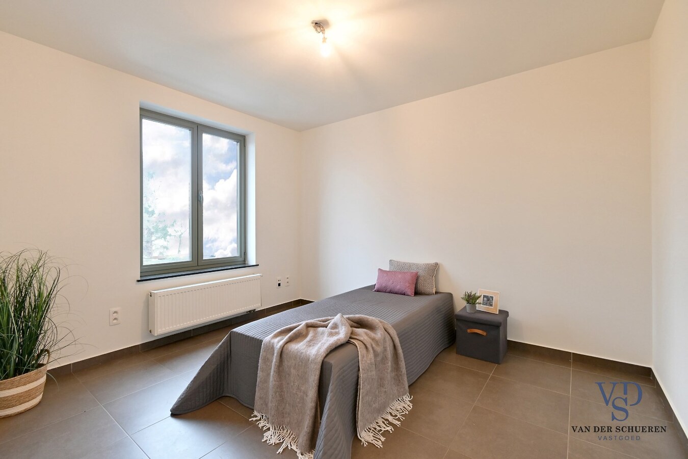 Ruime Half Open, op een commercieel gunstige ligging 