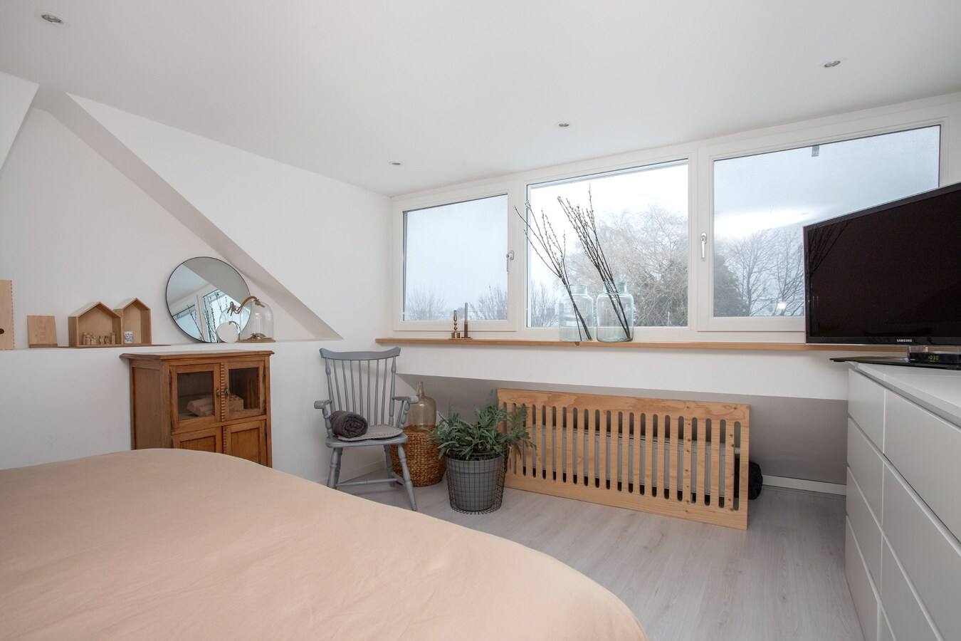 Zeer ruim halfvrijstaand woonhuis met aanpandige garage/berging en hobbyruimte/mantelzorgwoning. 