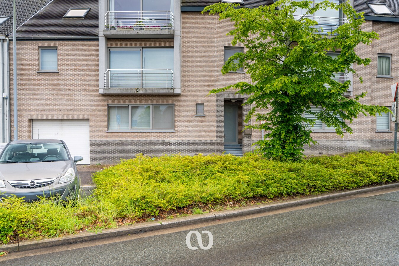 Instapklaar gelijkvloers appartement met private ingang en directe toegang tot de garage 