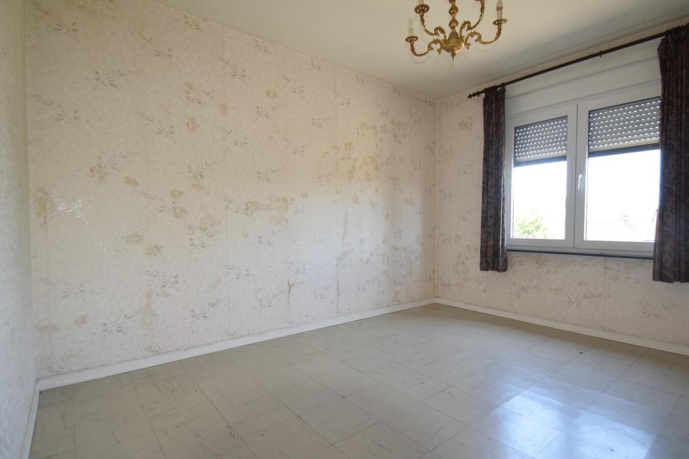 Ruime op te knappen woning met garage + zongerichte tuin, op 538 m² grond 