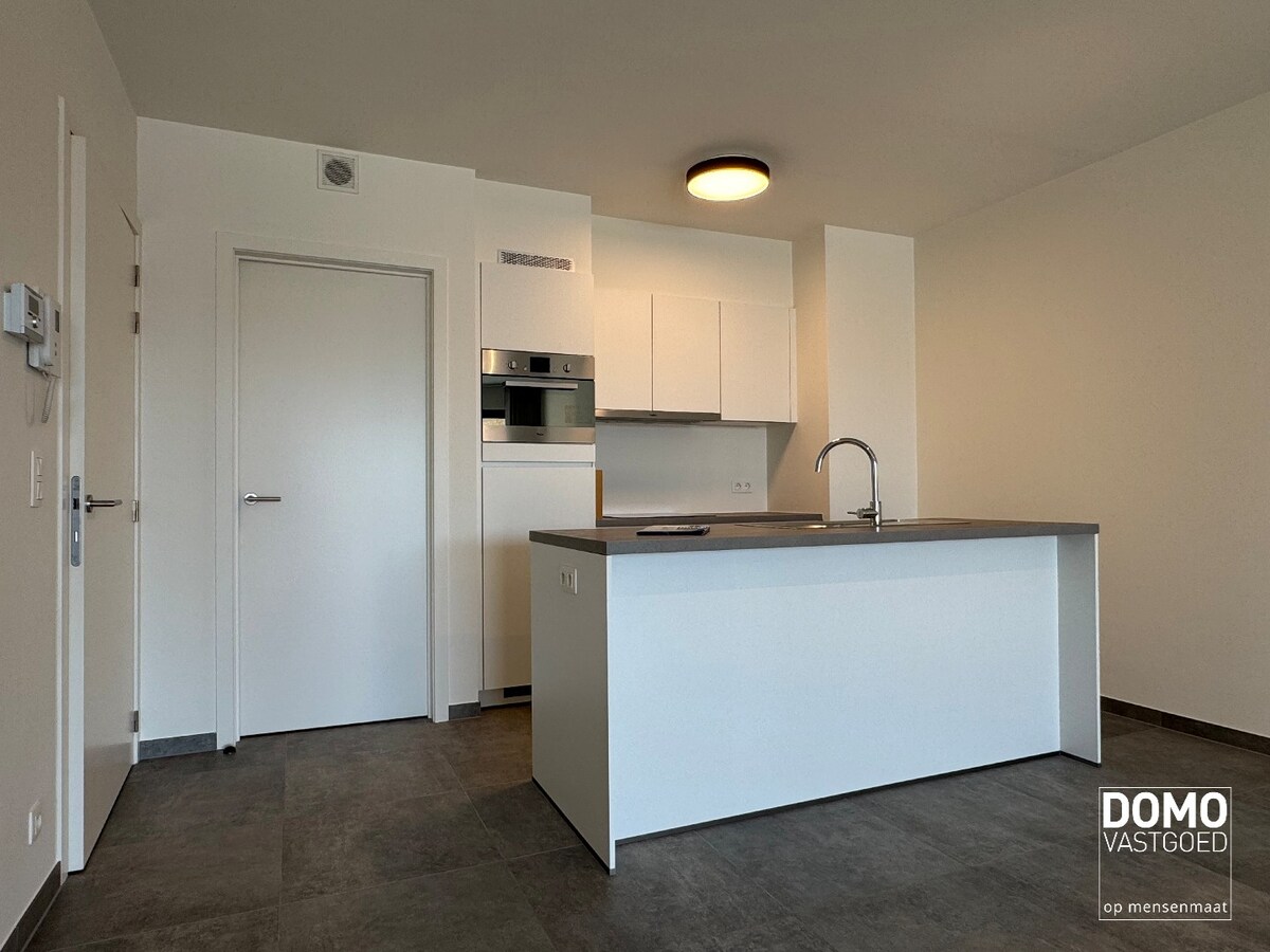 VOLLEDIG AFGEWERKT NIEUWBOUWAPPARTEMENT MET 2 SLAAPKAMERS, TERRAS, ONDERGRONDSE AUTOSTANDPLAATS EN KELDERBERGING IN RESIDENTIE "DE KWINT" TE ZONHOVEN 
