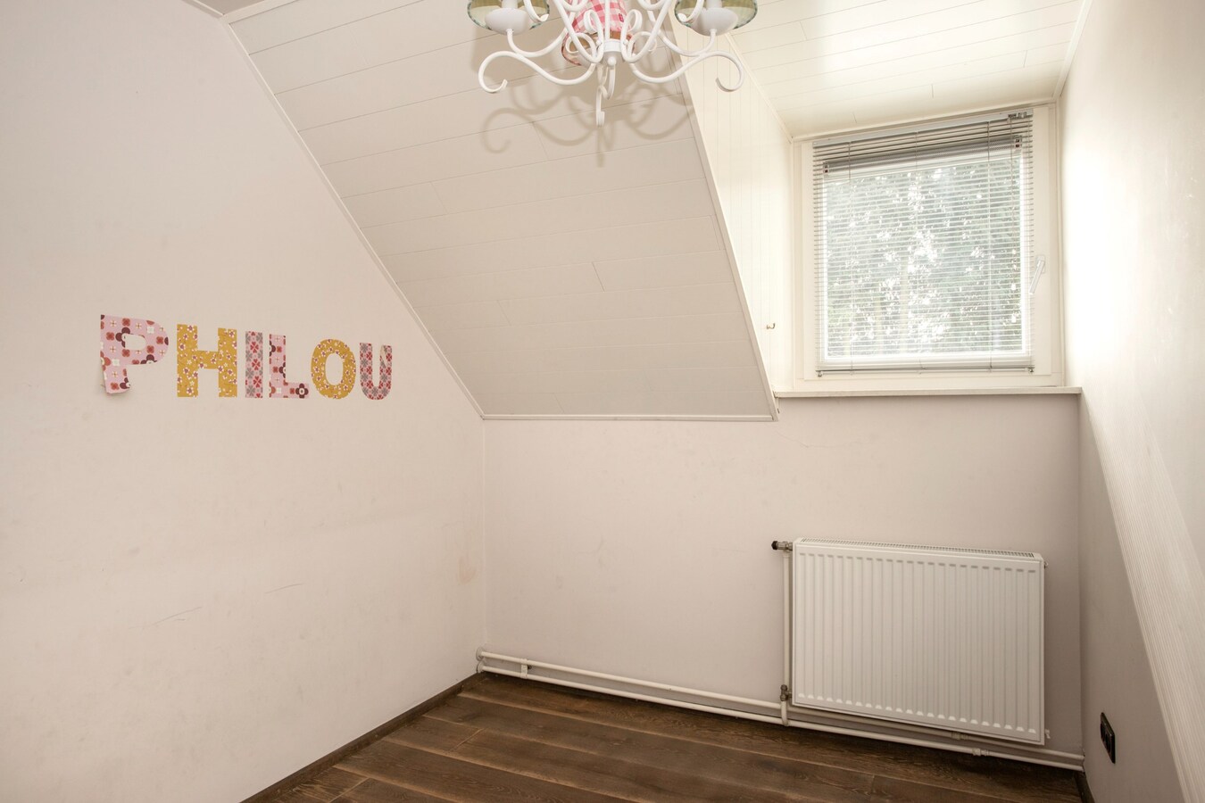 Vrijstaande woning, type landhuis met garage, carport, zwembad en 731 m2 grond. 