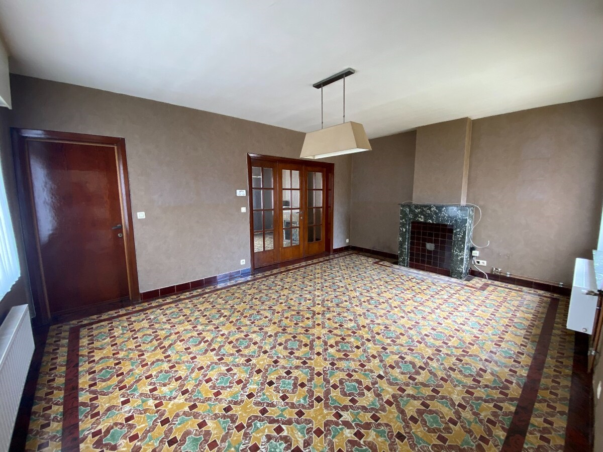 Verrassend ruime gezinswoning met garage, tuin en bijgebouw 