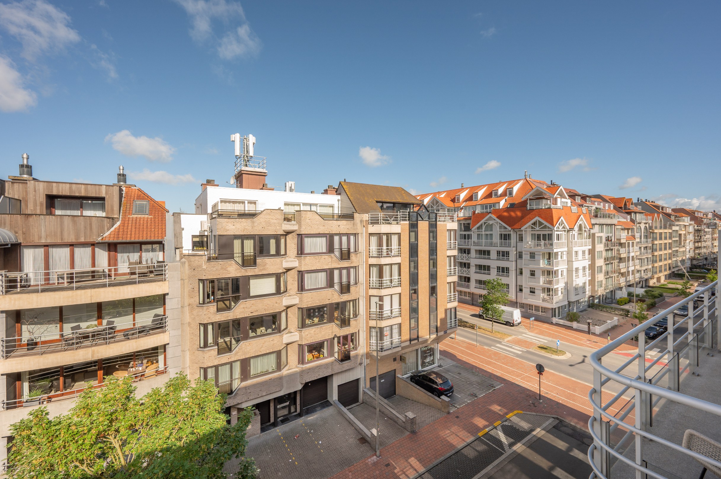Stijlvol appartement met 2 zonnige terrassen op een toplocatie in Knokke Centraal gelegen tussen zeedijk en Lippenslaan. 