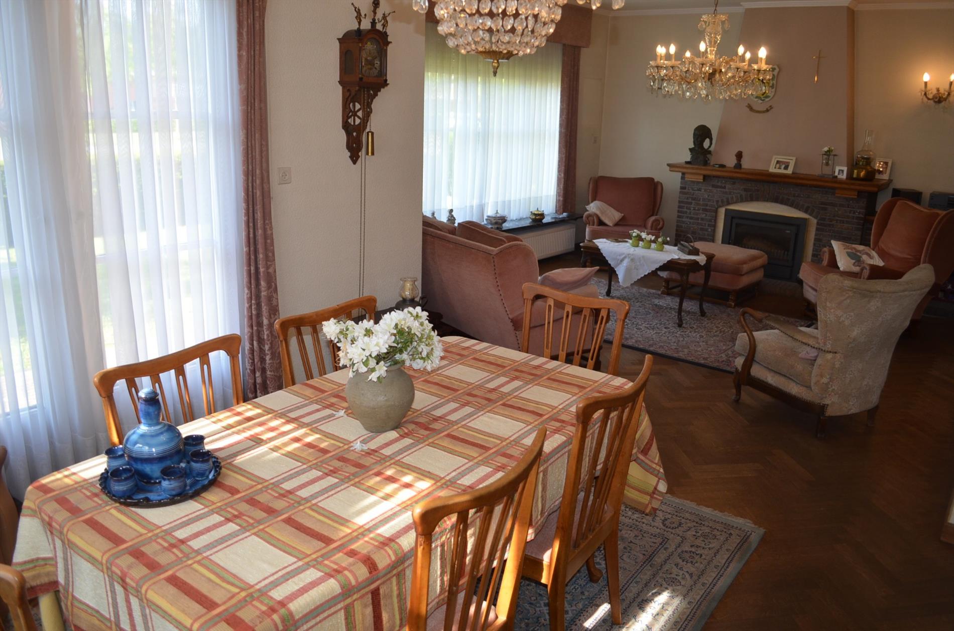 Te renoveren woning op 905m² commercieel gelegen te Eeklo 