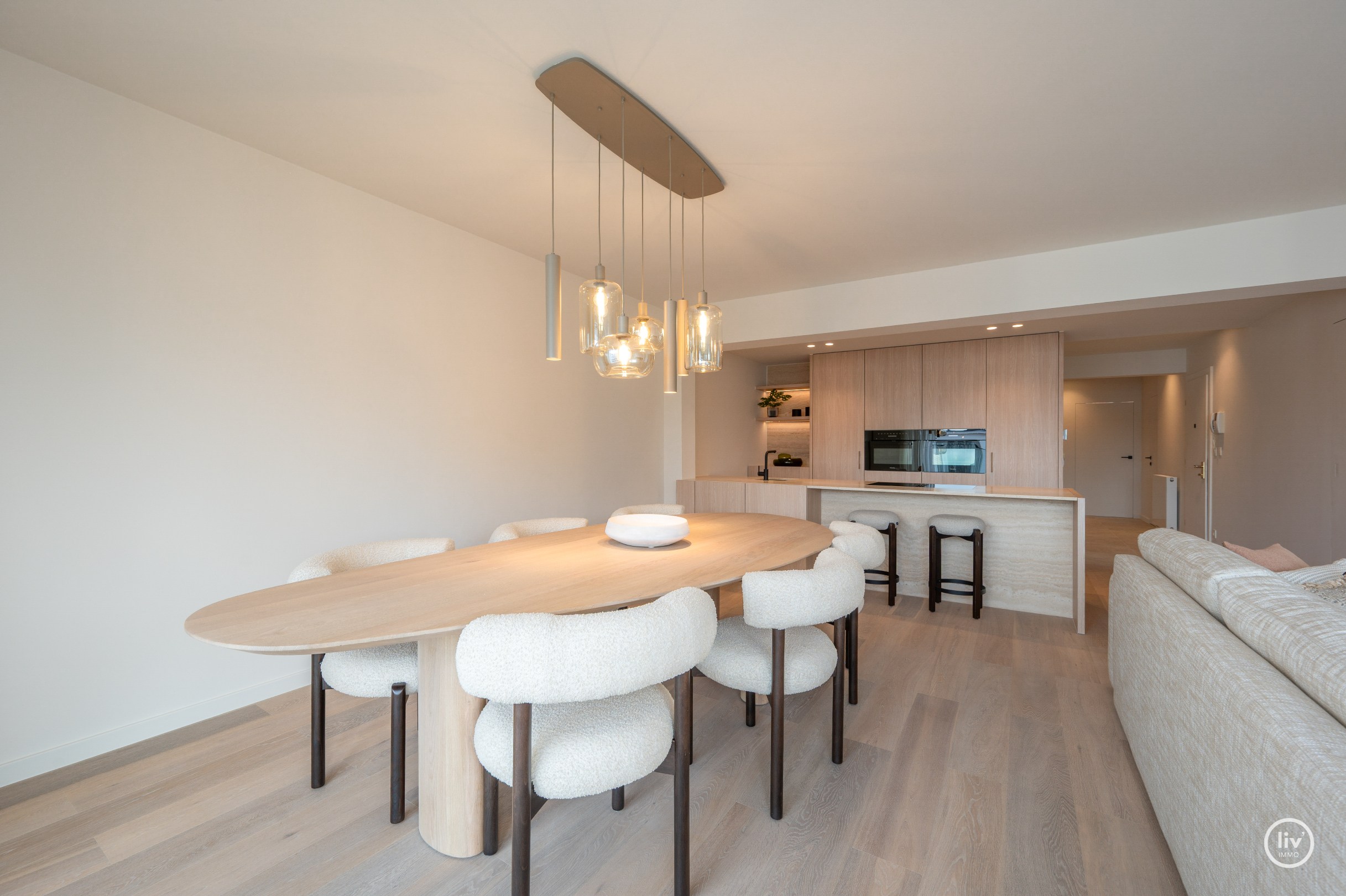 Luxueus volledig gerenoveerd 3 slaapkamer appartement te Lippenslaan gelegen op wandelafstand van het Albertstrand. 