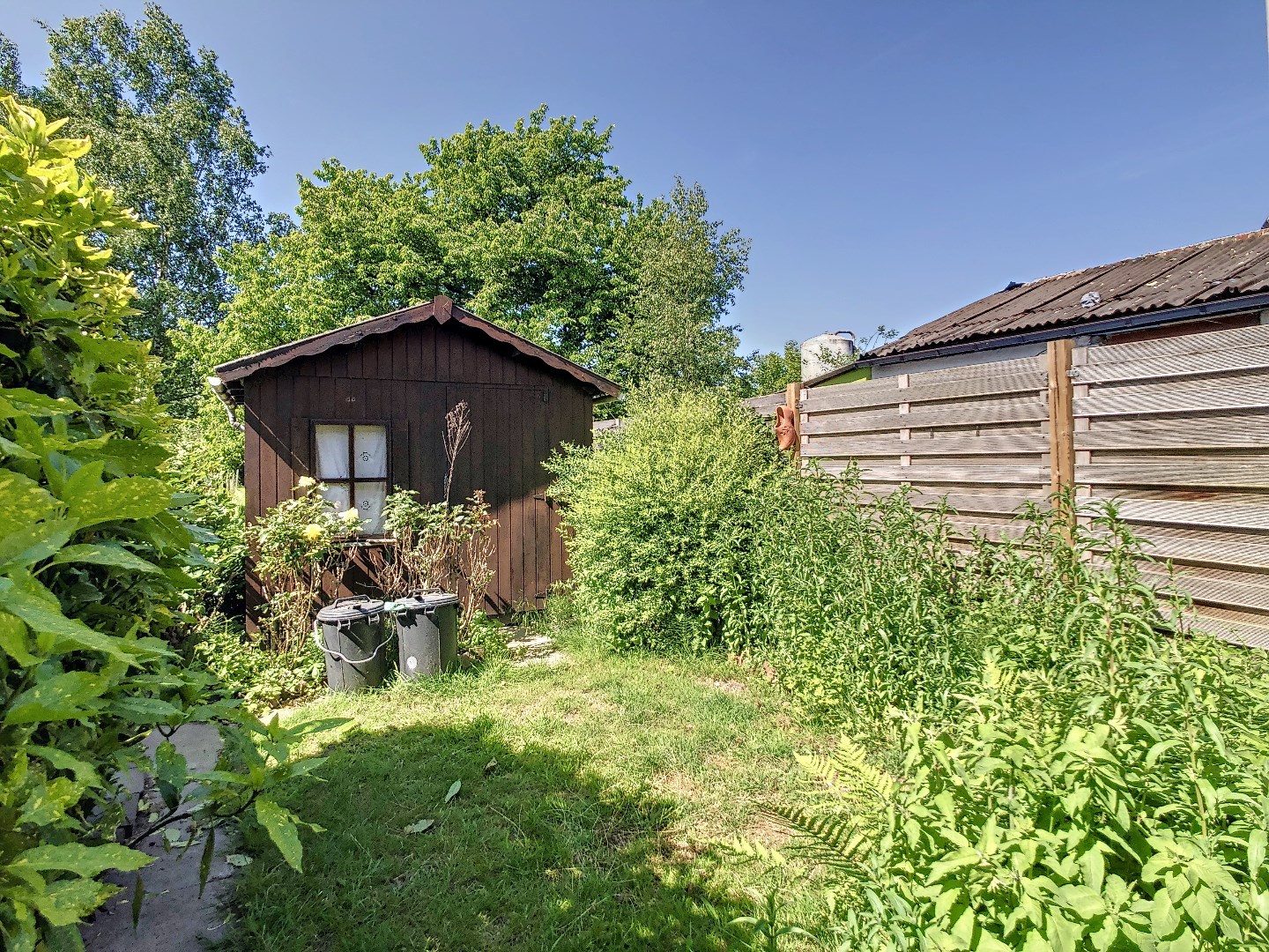 Centraal gelegen woning met twee ruime slaapkamers, zonnige tuin en droge kelder - EPC 252 kWh/m² - bewoonbare oppervlakte van 143 m² 
