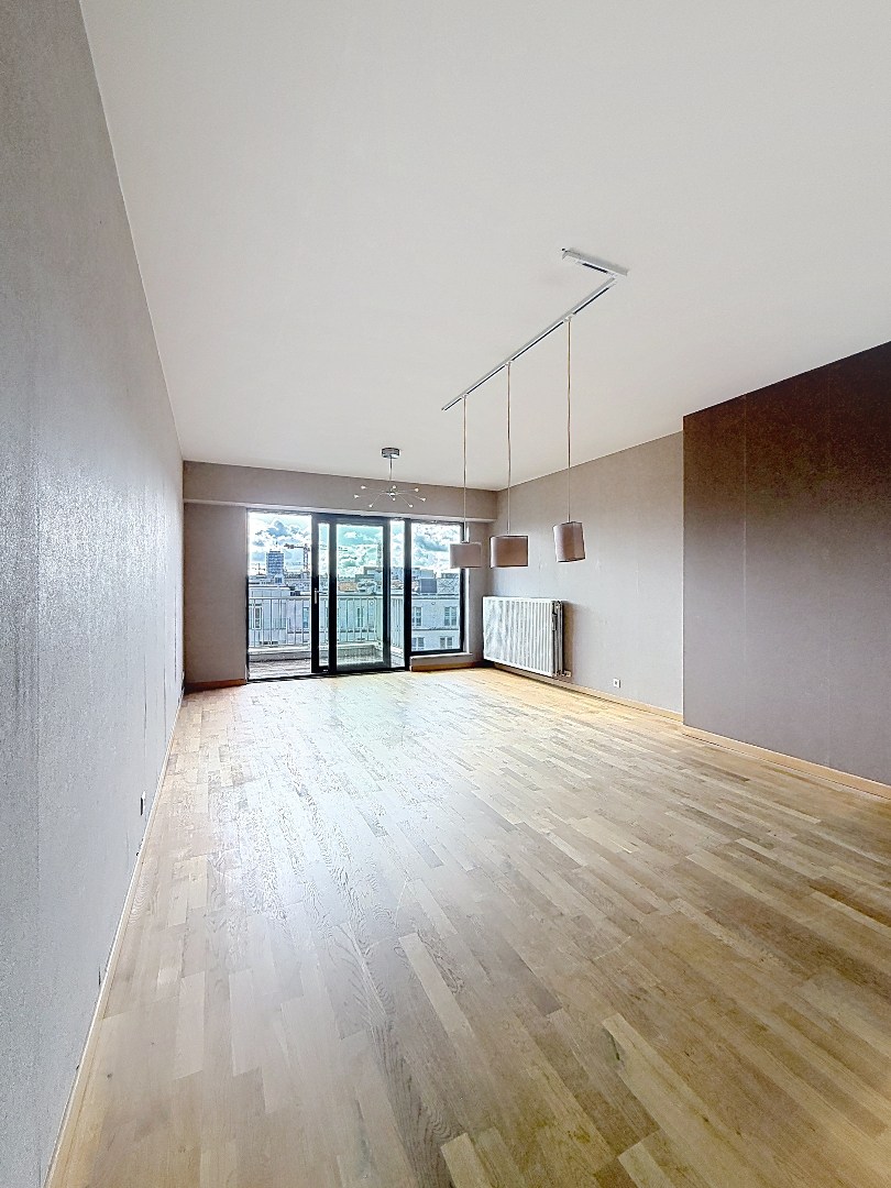 Appartement ensoleillé avec terrasse en plein centre-ville mais dans un oasis de verdure. 