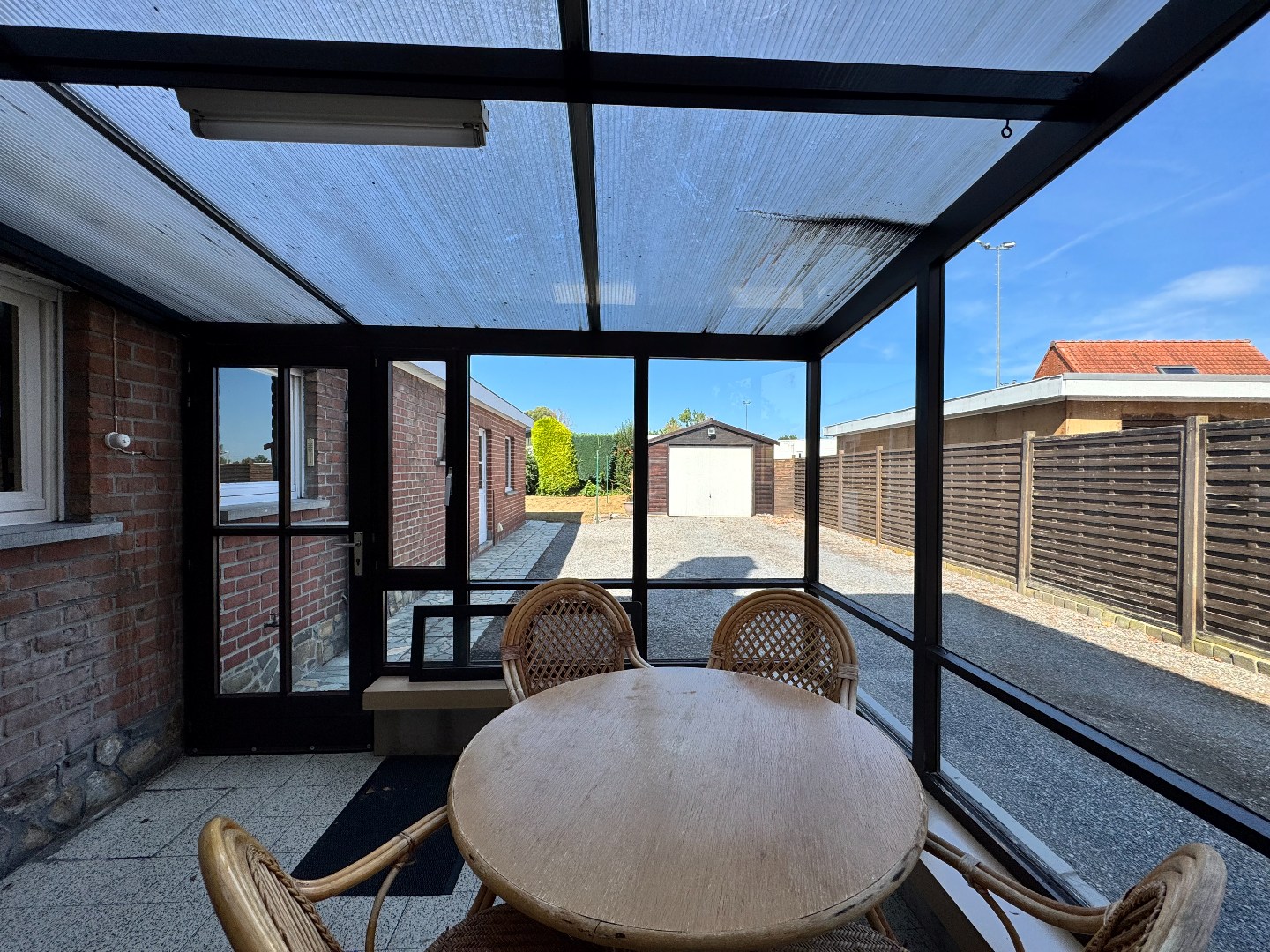 Kloeke halfopen bebouwing met tuin en dubbele garage. 