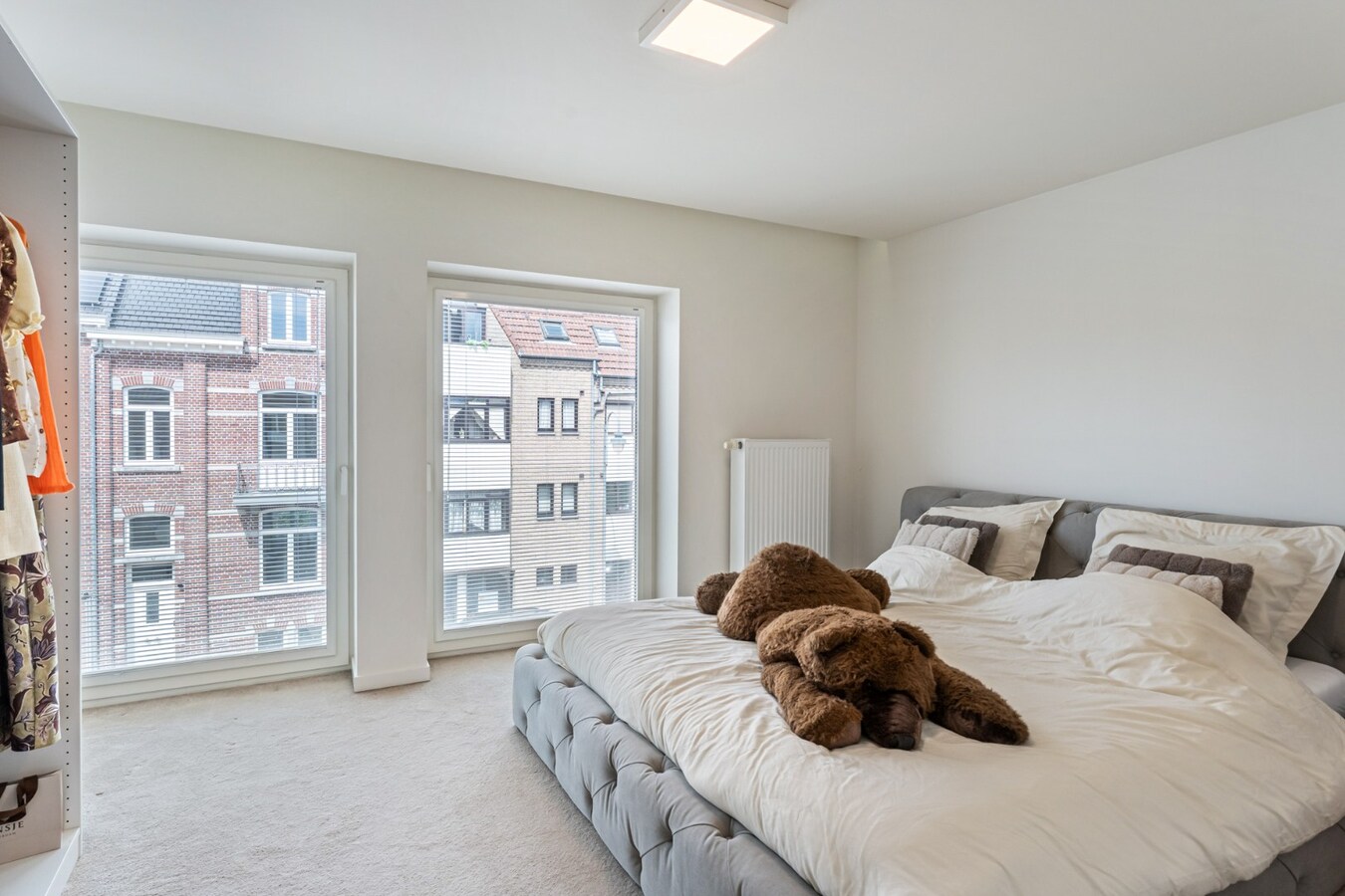 Unieke, hoogwaardig afgewerkte stadswoning op een ruim perceel mét ruime garage bereikbaar langs de achterzijde! 