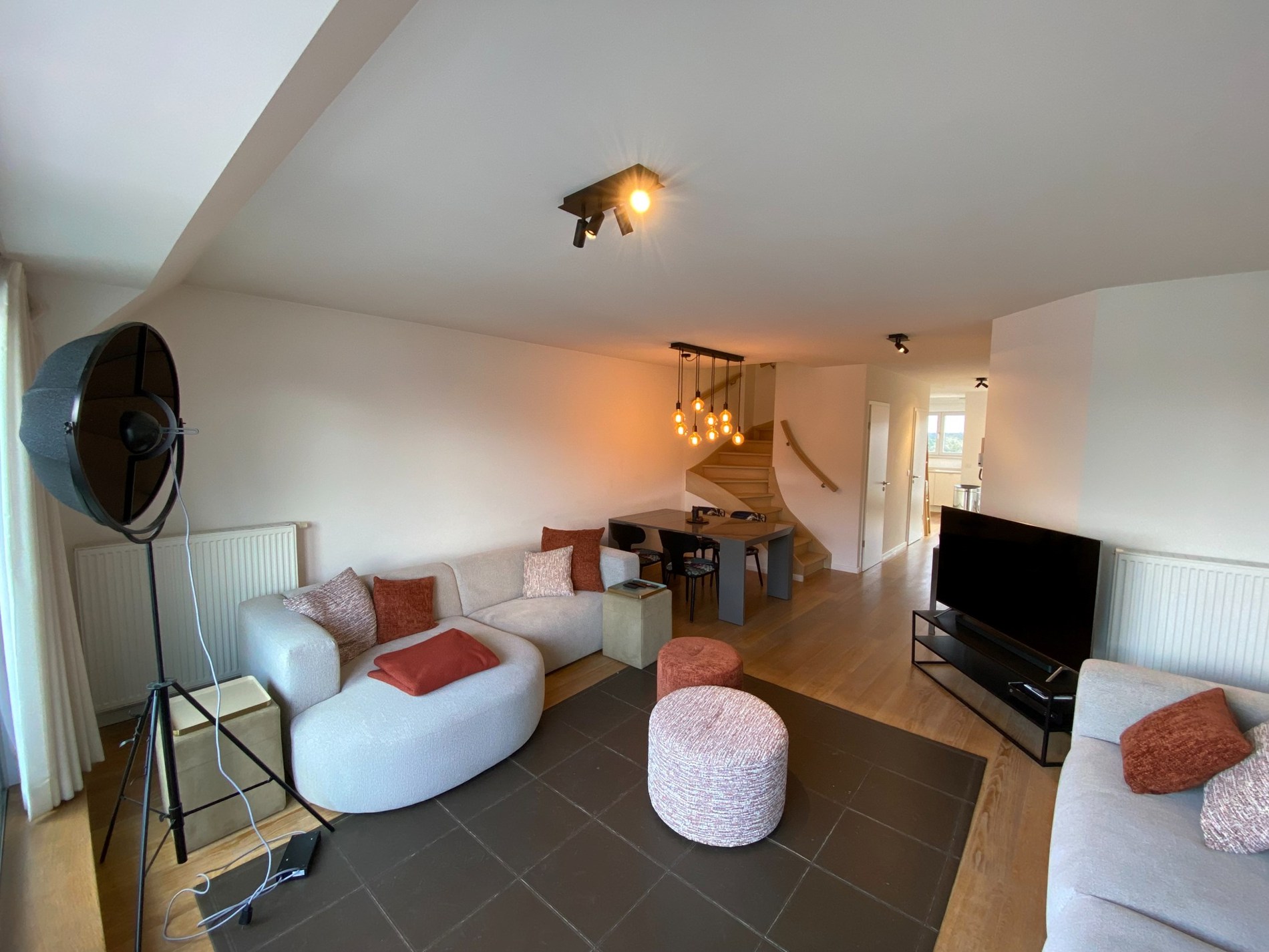 Appartement en duplex avec 3 chambres à coucher complètes et deux grandes terrasses ensoleillées offrant une vue dégagée, situé du côté ensoleillé de l'avenue Lippens. 