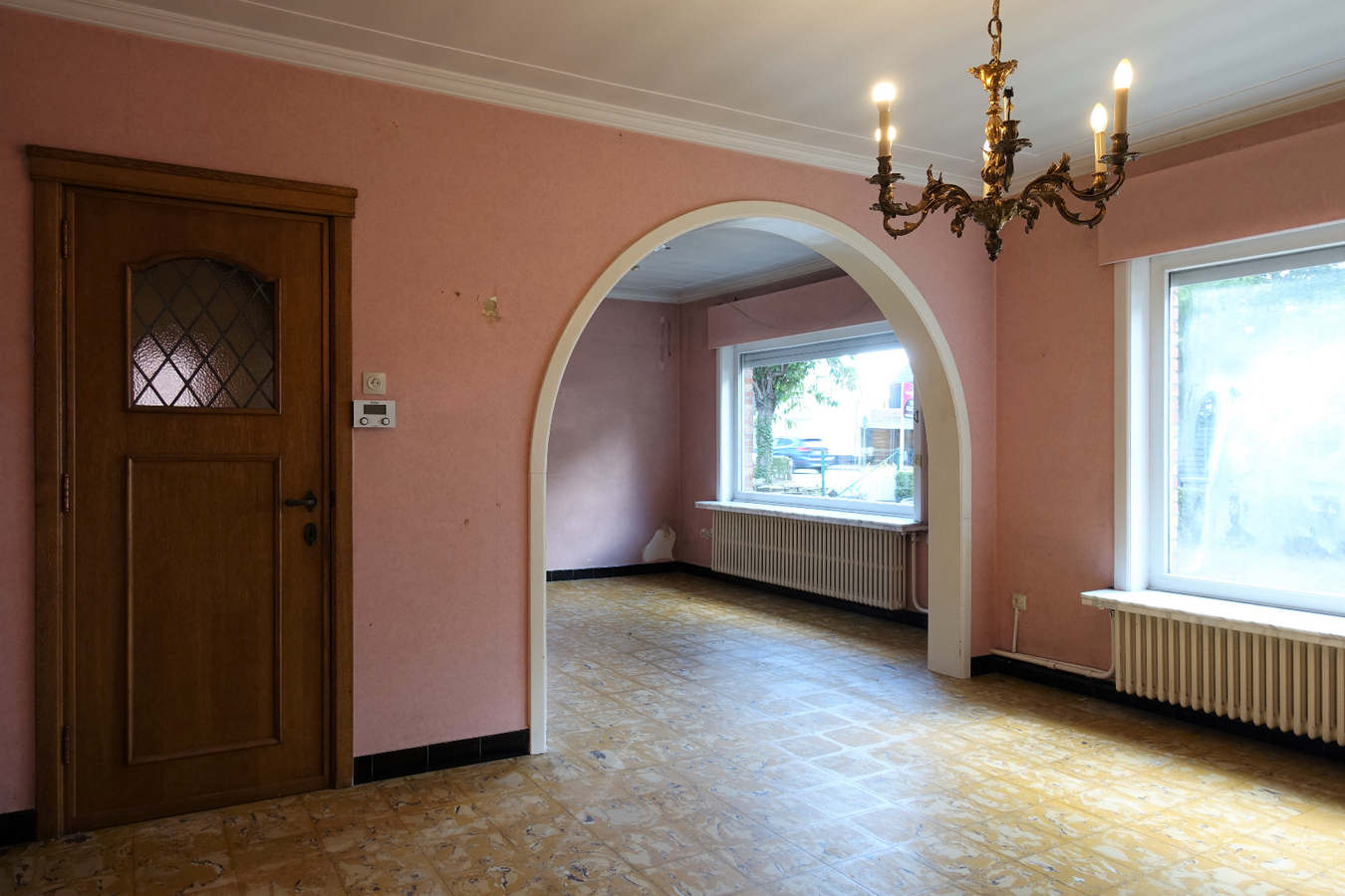 Half-open woning met garage/loods op uitstekende ligging 