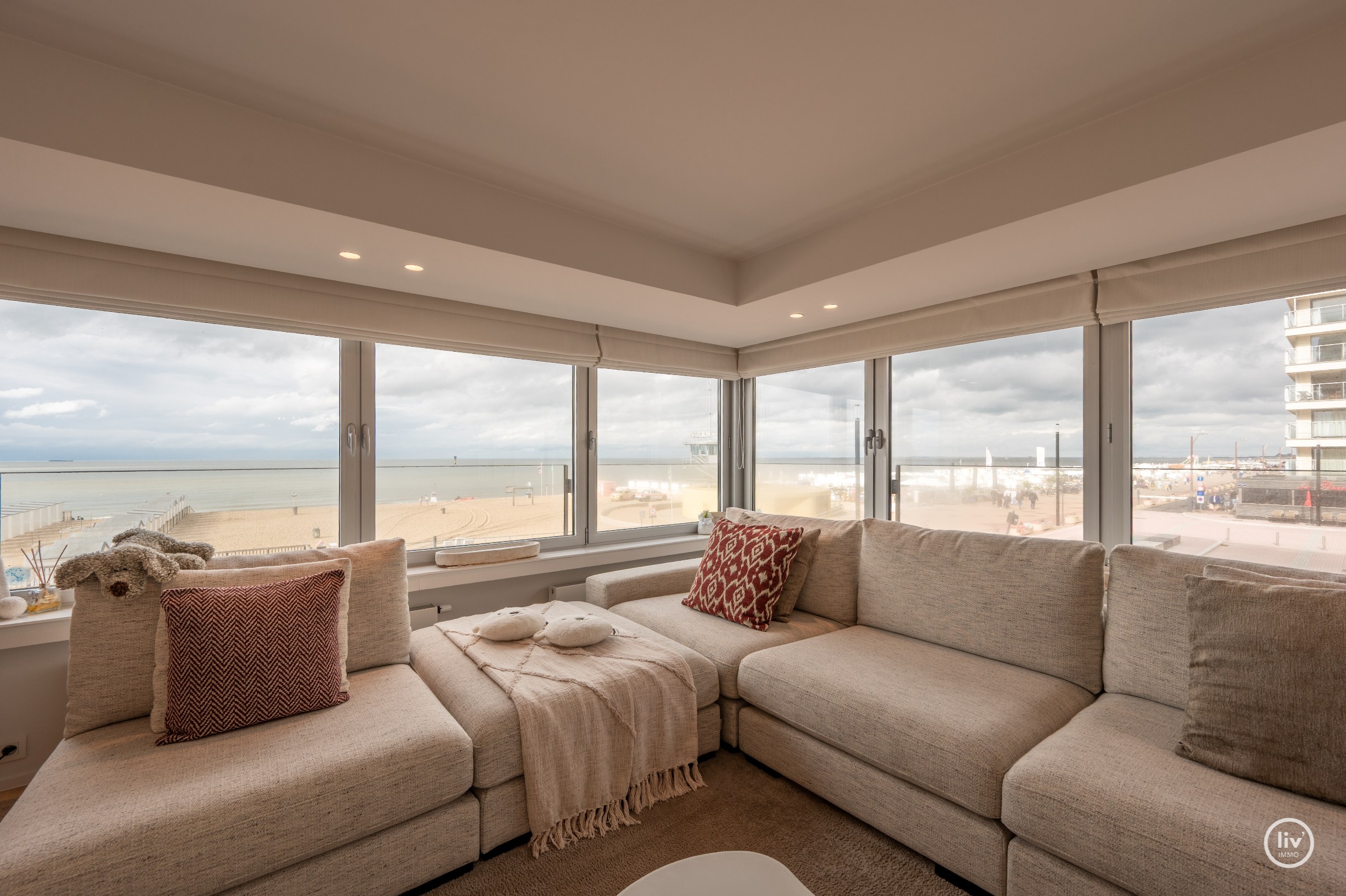 Appartement en coin unique avec 3 chambres offrant une vue frontale sur la mer et sur la place de la Tour de Lumière. 