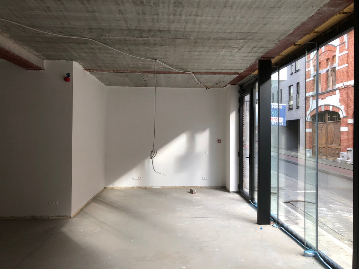 Splinternieuw gelijkvloers handelspand (winkel of kantoor). 