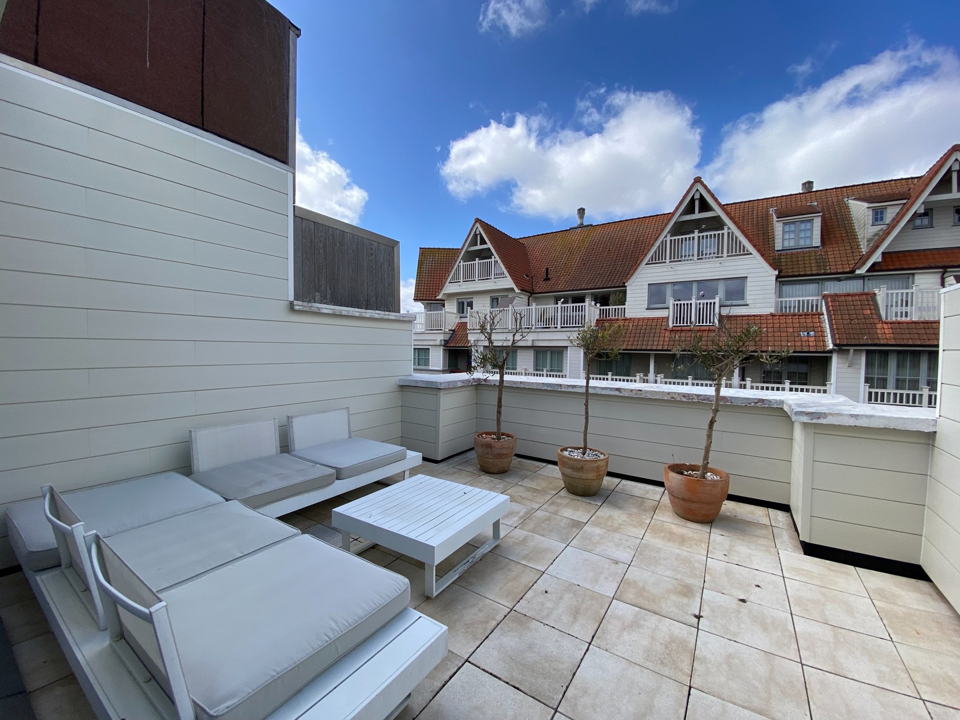 GEMEUBELD: Lichtrijke en recent gerenoveerde penthouse met ruim zuidgericht terras van 19m2, op wandelafstand van het strand en de winkels. 