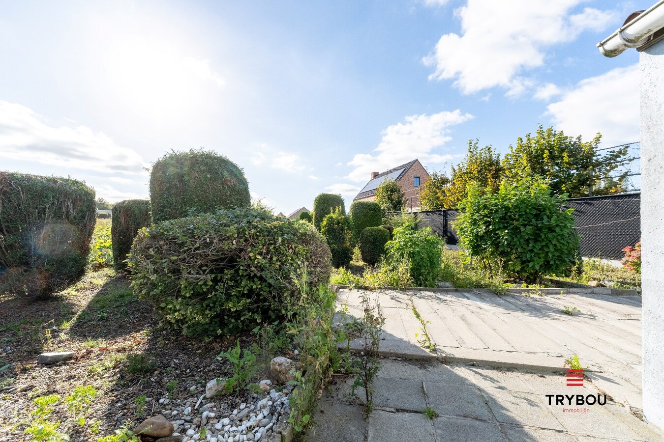 Verrassend ruime woning aan de rand van Houthulst op ruim perceel van 720m². 