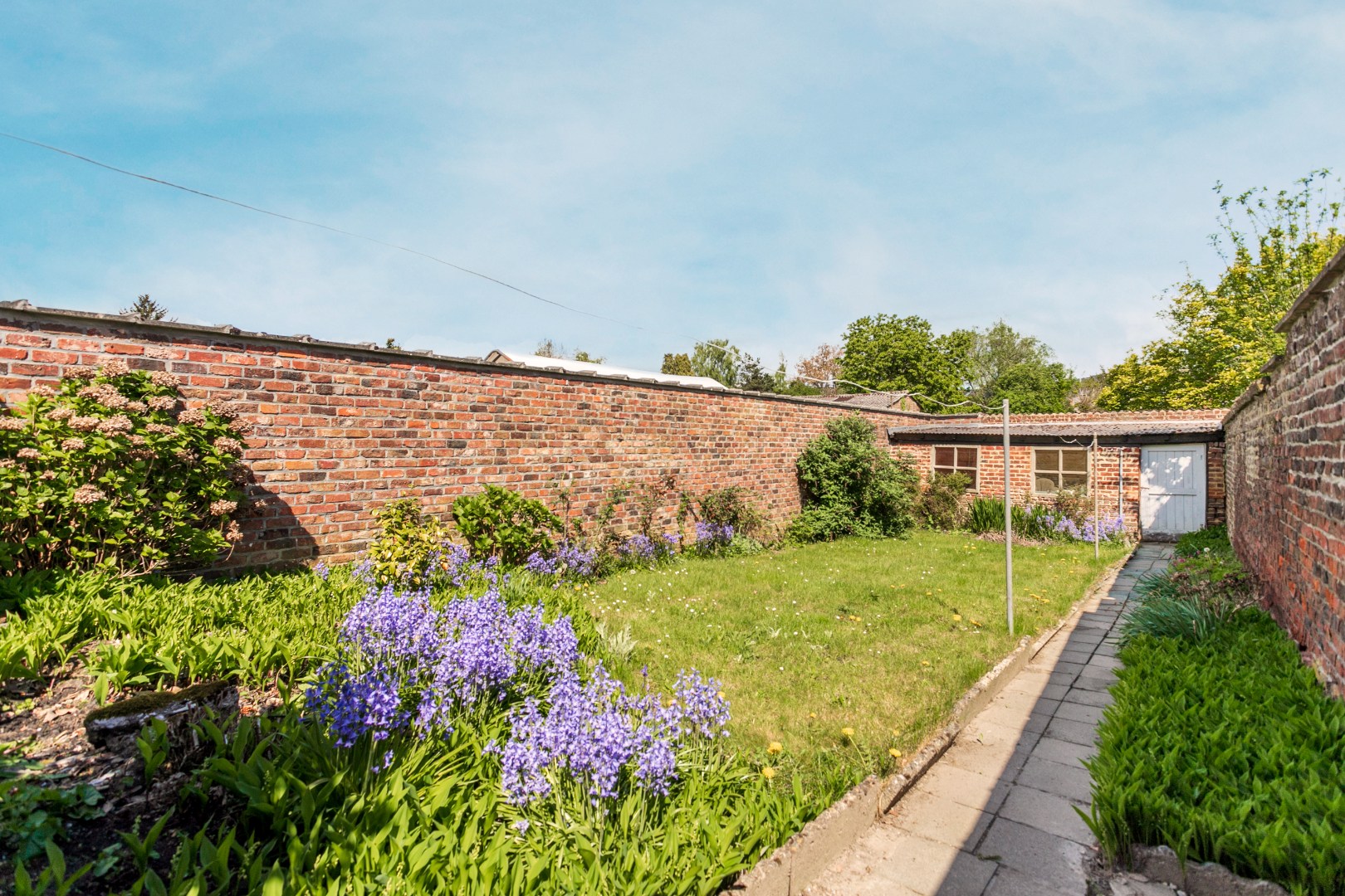 Te renoveren, karaktervolle woning met tal van mogelijkheden en tuin 