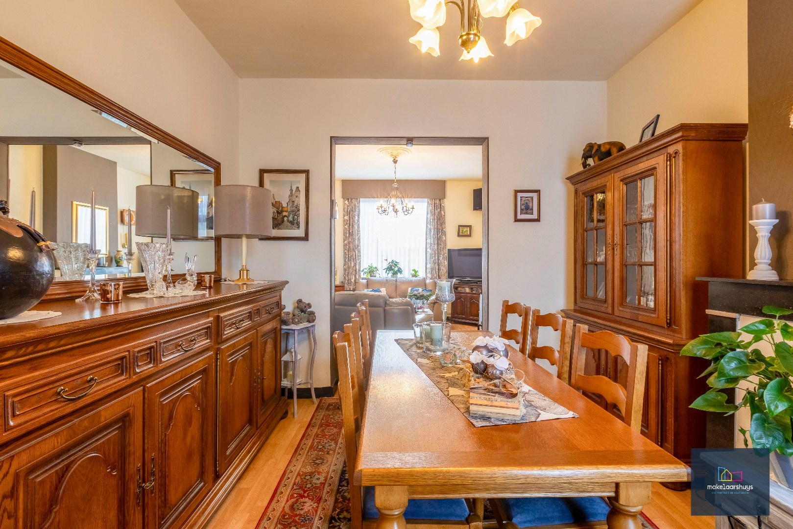 Verzorgde halfopen bebouwing met grote tuin en carport 